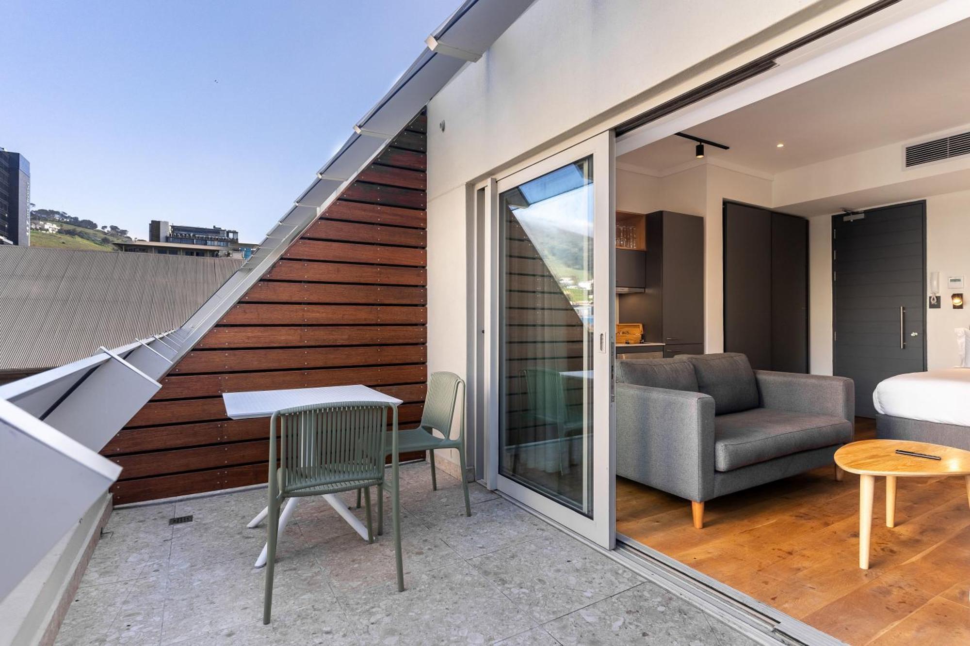 Barracks 414: Centre Aprt With Balcony * Le Cap
